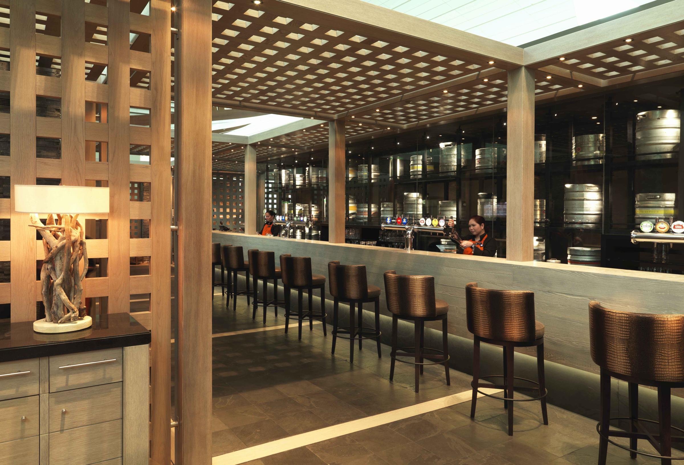 Dubai International Terminal Hotel Exterior foto The bar at the restaurant